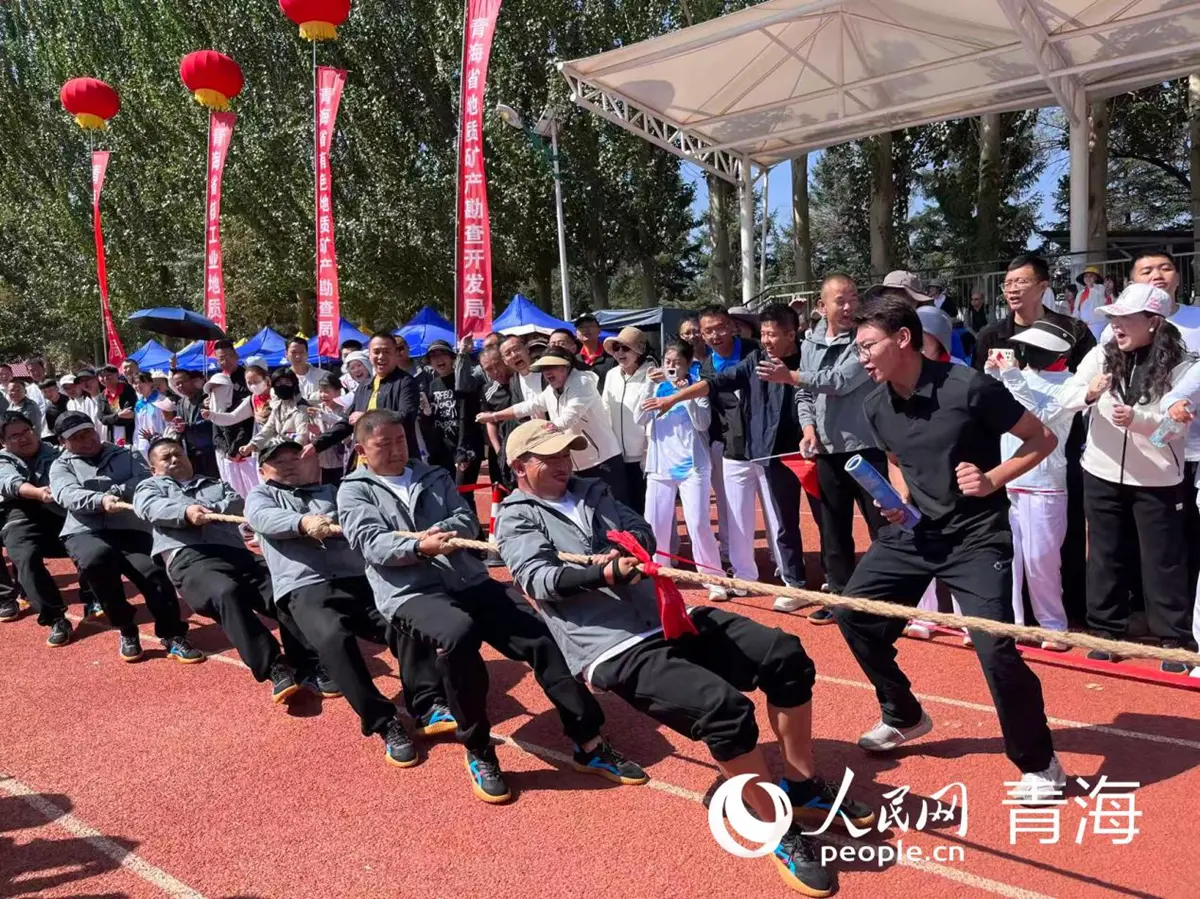 发令枪响后, 拔河赛场上