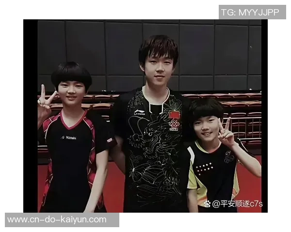 国乒进校园！王楚钦笑出表情包 PK小学生耍帅失利 耐性签名合影